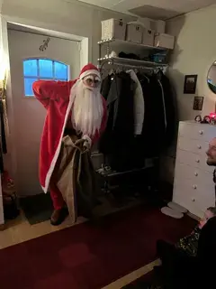 Tomte står i farstun