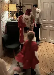 Tomte hälsar på liten tjej